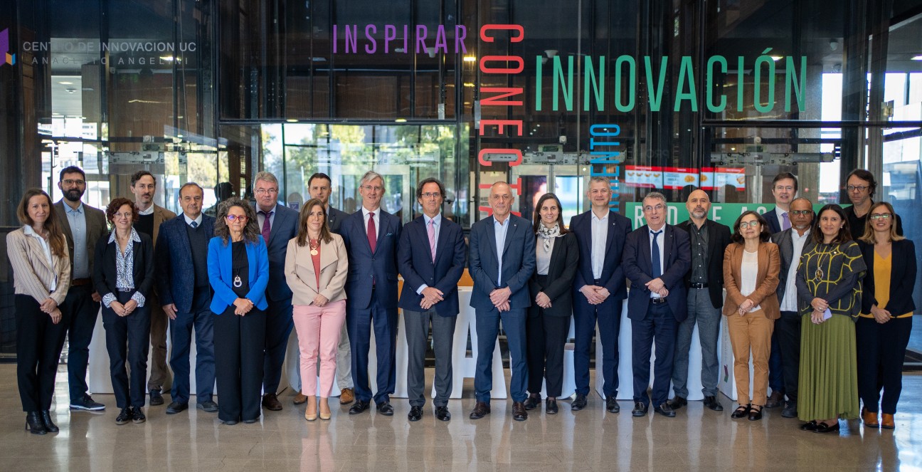 grupo de profesionales en el Centro de Innovación UC